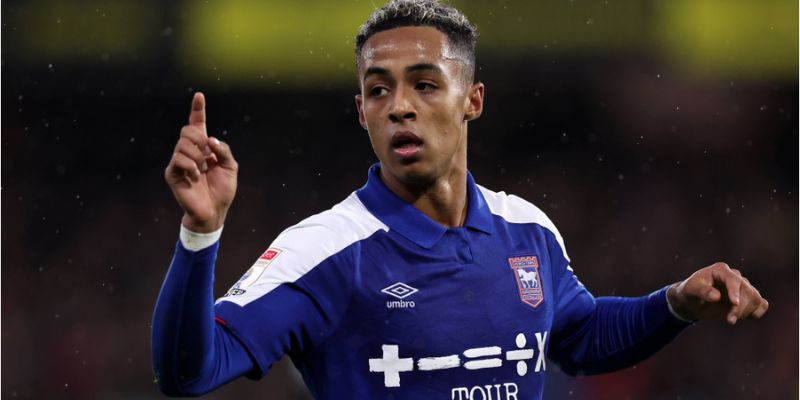 Omari Hutchinson là bản hợp đồng có giá trị cao nhất lịch sử đội hình Ipswich Town